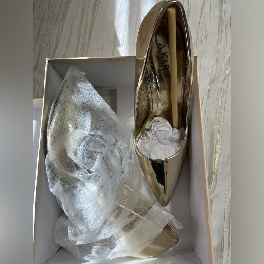 Classy Gold pointed toe heel